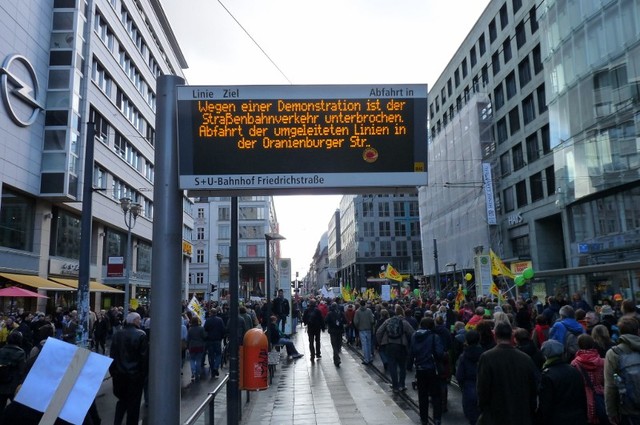 Berlin Friedrichstrasse Demonstration auf der Friedrichstrasse