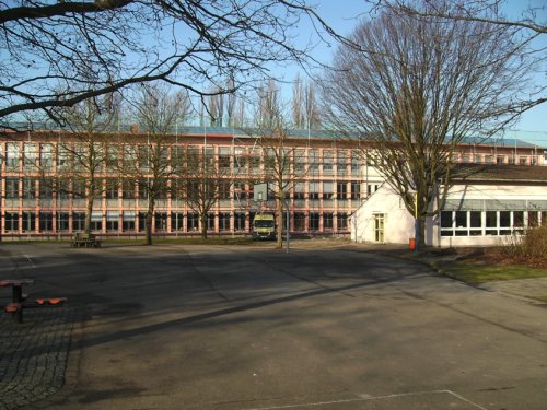 Foto: Cecilien-Gymnasium in Duesseldorf mit Solarstromanlage