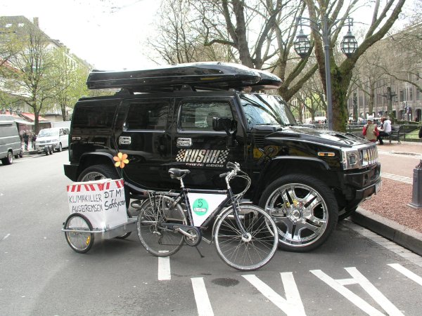 Foto:Gelndewagen und Fahrrad