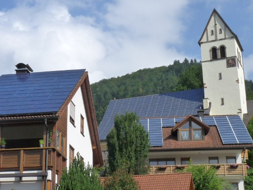 Foto: Solaranlagen in Schoenau mit dem Sonnenfenster