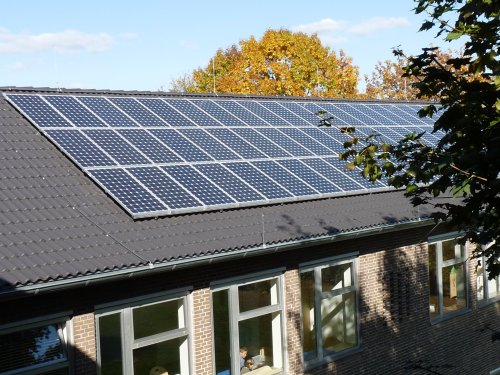 Foto: Grundschule in Duesseldorf Benrath mit Solarstromanlage